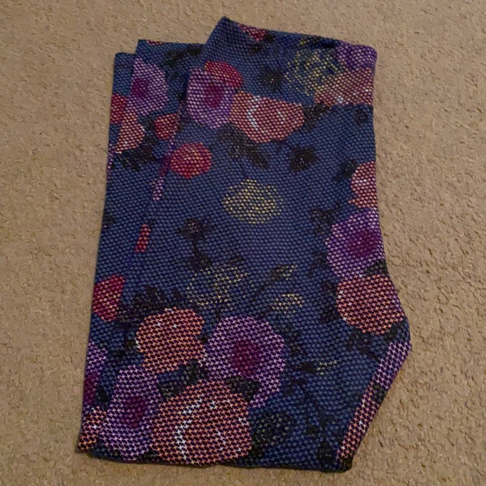 LulaRoe Talk/Curvy Leggings (Roses)